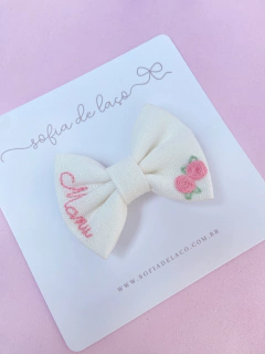 Laço em linho com nome bordado na internet