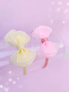 Tiara laço Marina em organza com strass na internet