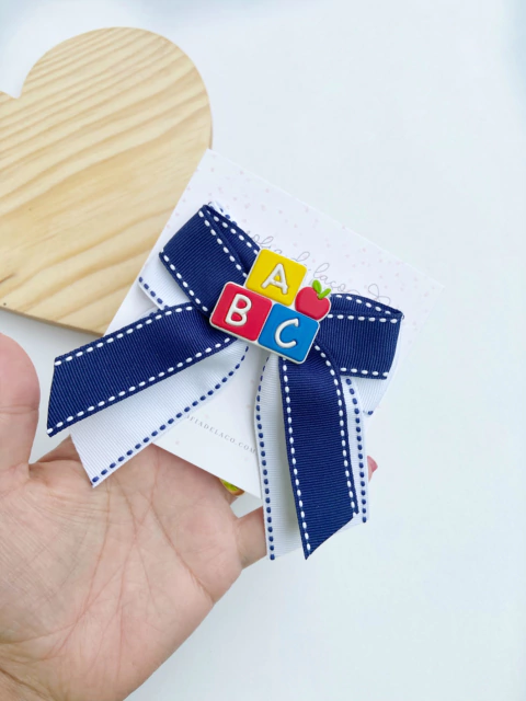 Laço escolar com pontas e aplique ABC