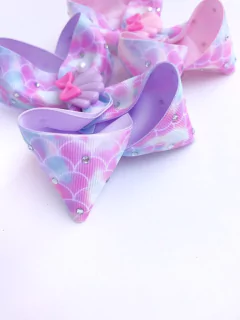 Laço Alice estampa de escamas c/ aplique de concha na internet