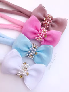 Laço Manu sobreposição de organza e aplicação de pérolas