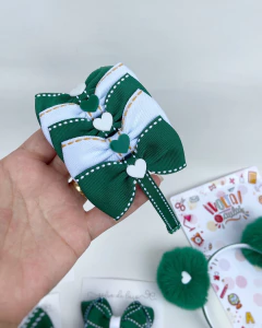 Tiara escolar Mia corações na internet