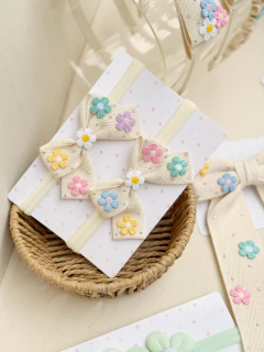 Laço em algodão com flores bordadas (unidade) na internet