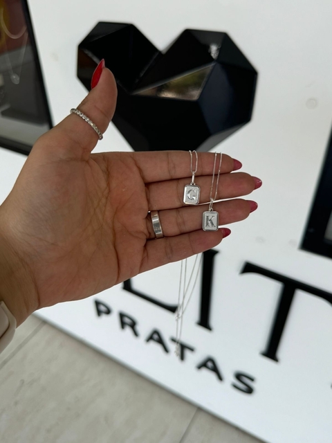 Colar inicial plaquinha