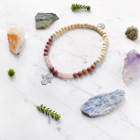 JAPA MALA DE 45 CUENTAS DE CUARZO ROSA-RODONITA Y MADERA, AMULETO HAMSA - comprar online