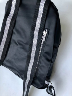 MOCHILA MINI VICKY SATIN NEGRA (PLATA) en internet