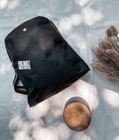 MOCHILA VICKY NEGRA TIRAS ORO en internet