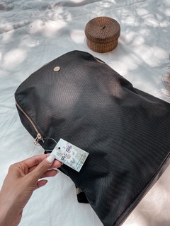 Imagen de MOCHILA VICKY NEGRA TIRAS ORO