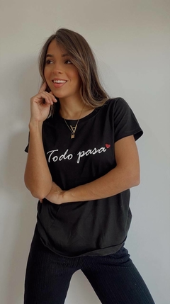 REMERA TODO PASA By Vale Todo en internet