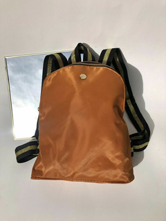 MOCHILA MINI VICKY SATIN SUELA ORO