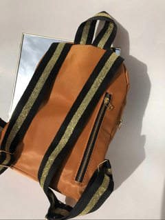 MOCHILA MINI VICKY SATIN SUELA ORO en internet