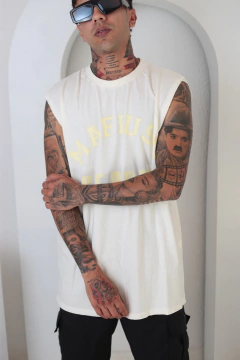 Camiseta Regata Machão College Off na internet