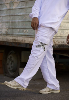 Imagem do Kit 15 - Calça Reta Cargo XXX Branca + Jaqueta Corta Vento Branca