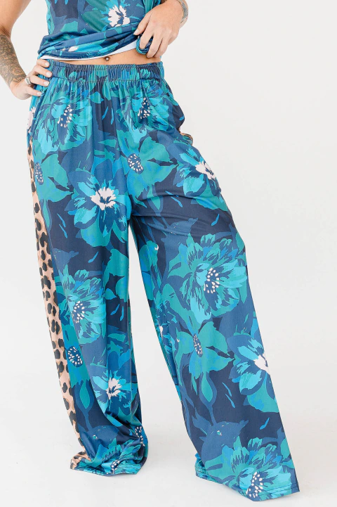 Pantalón Flora de modal soft con estampado floral azul y detalles animal print en el costado, calce holgado y cintura elástica.