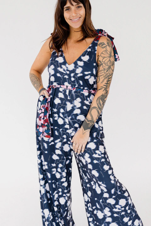 Mono Antonia Modal Soft para mujer en azul con estampado floral blanco, lazo en la cintura y tiras regulables, ideal para un look cómodo y moderno.