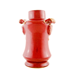 Vaso em cerâmica, de estilo rústico e na cor vermelho terroso na internet