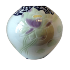 Vaso em porcelana chinesa, cor verde claro com pintura em azul, flor de lótus em relevo na internet