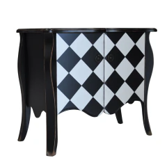 Balcão estilo bombê preto com portas em padrão geométrico de losangos preto e branco e puxadores metálicos circulares, visto em ângulo de perspectiva esquerda sobre fundo branco. SKU ACH004.