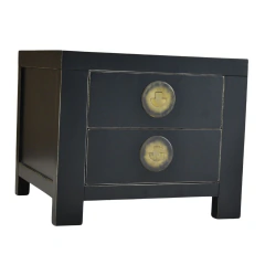Visão em ângulo da mesa de cabeceira oriental preta com acabamento acetinado.