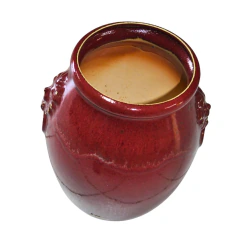 Visão superior do vaso oriental em cerâmica mostrando o bocal e acabamento interno