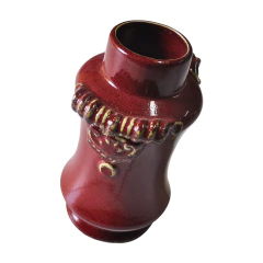 Detalhe superior em ângulo destacando o tom vermelho profundo e o acabamento esmaltado do vaso de cerâmica.