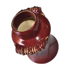 Visão da abertura superior do vaso oriental detalhando o relevo artesanal das alças com toques dourados.