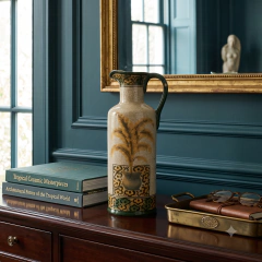 Jarro decorativo oriental cilíndrico em cerâmica craquelê creme com pintura de palmeira e alça verde
