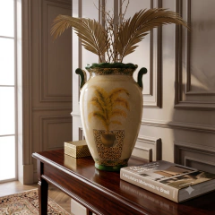 Vaso oriental grande em cerâmica craquelê da Coleção Tropical ambientado sobre aparador de madeira escura em um hall de entrada de luxo