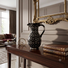 Vaso jarra decorativo em cerâmica chevron preto e branco posicionado sobre buffet de madeira em sala de estar luxuosa e bem iluminada