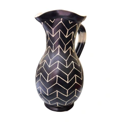 Visão de perfil do vaso jarra decorativo destacando a alça curvada e padrão geométrico