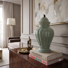 Potiche oriental em porcelana verde celadon canelado com tampa e puxador de pássaro em bronze