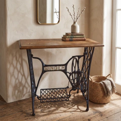 espaço de entrada acolhedor onde a base de ferro Singer foi lindamente reaproveitada como uma mesa console, com um tampo de madeira rústica e alguns itens decorativos para lhe dar vida. Esperamos que isso dê aos seus clientes uma visão clara do seu potenc