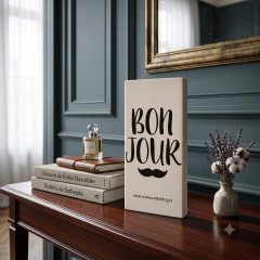Placa decorativa Bonjour em cerâmica com indicação gráfica de medidas 7,2 cm por 15 cm.