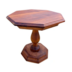 Visão em perspectiva da mesa lateral octogonal torneada em tom castanho nobre.
