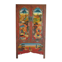 Armário oriental de madeira vermelha com pinturas artesanais coloridas de montanhas, nuvens e figuras, visto de frente com fecho metálico central sobre fundo branco. SKU NB0016.