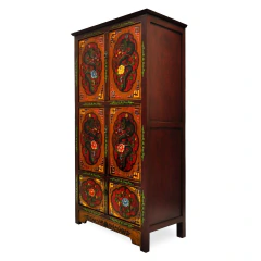 Armário oriental tibetano alto de madeira escura com pinturas manuais de dragões e florais em painéis vermelhos e amarelos, visto em ângulo de perspectiva sobre fundo branco. SKU NH0002.
