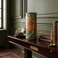 Vaso cilíndrico oriental em porcelana verde celadon craquelê com folha de lótus em relevo ambientado em uma linda sala