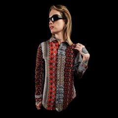 Camisa de manga larga con un diseño colorido y estampado, modelo JERGES, presentada por una persona con gafas de sol.