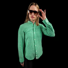 Camisa manga larga verde con rayas blancas verticales, botón delantero, usada por mujer con gafas de sol