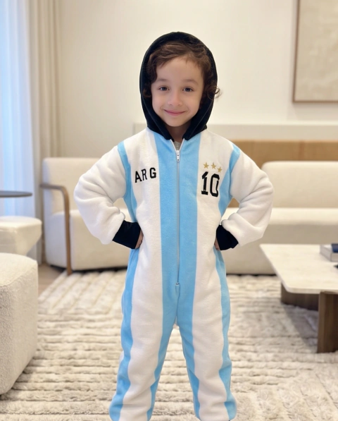 Pijama Argentina - Bordado con capucha negra