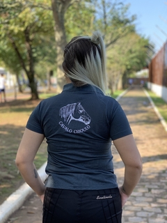 Camiseta Polo Feminina Cavalo Cinza Chumbo - comprar online