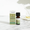 Frasco de óleo essencial Yarrow de 9ml da Tisserand, acompanhado de sua embalagem, em uma superfície clara.
