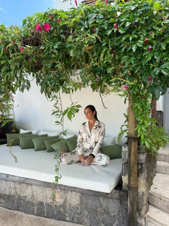 Imagen de Pijama sedita estampado crema magnolias