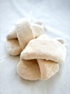 pantuflas cruzadas peluche soft - tienda online