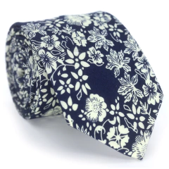 Gravata Slim Algodão Floral Azul Marinho e Off White - comprar online