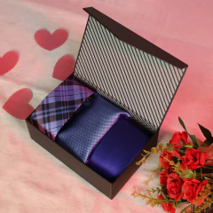 KIT Caixa de Presente: Gravata Slim Xadrez Azul Marinho, Azul Serenity e Branco; Gravata Slim Azul Royal Textura Quadriculada e Lenço de Bolso