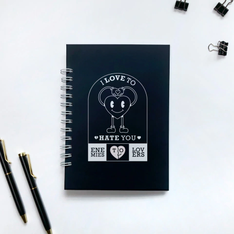 CADERNO A5 "ENEMIES TO LOVERS" [PRETO] (WIRE-0)