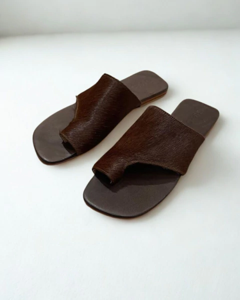 Sandalia Sahara - Pelo Chocolate.