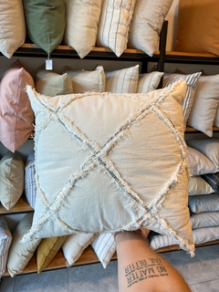 ALMOHADON ROMBOS CON BRILLO 50X50