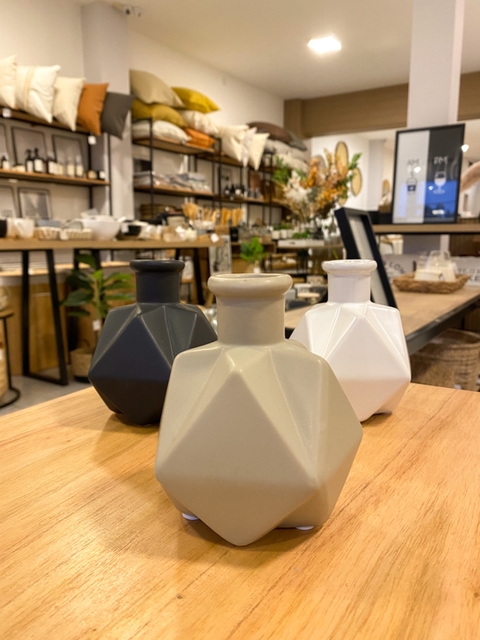 FLORERO DE CERAMICA FACETADO (3 COLORES) - comprar online